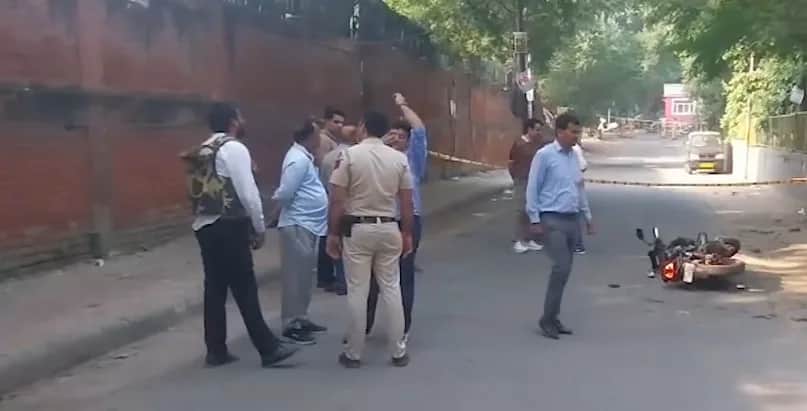 कालकाजी मंदिर के पीछे नाबालिग से गैंगरेप, पुलिस बनकर धमकाया